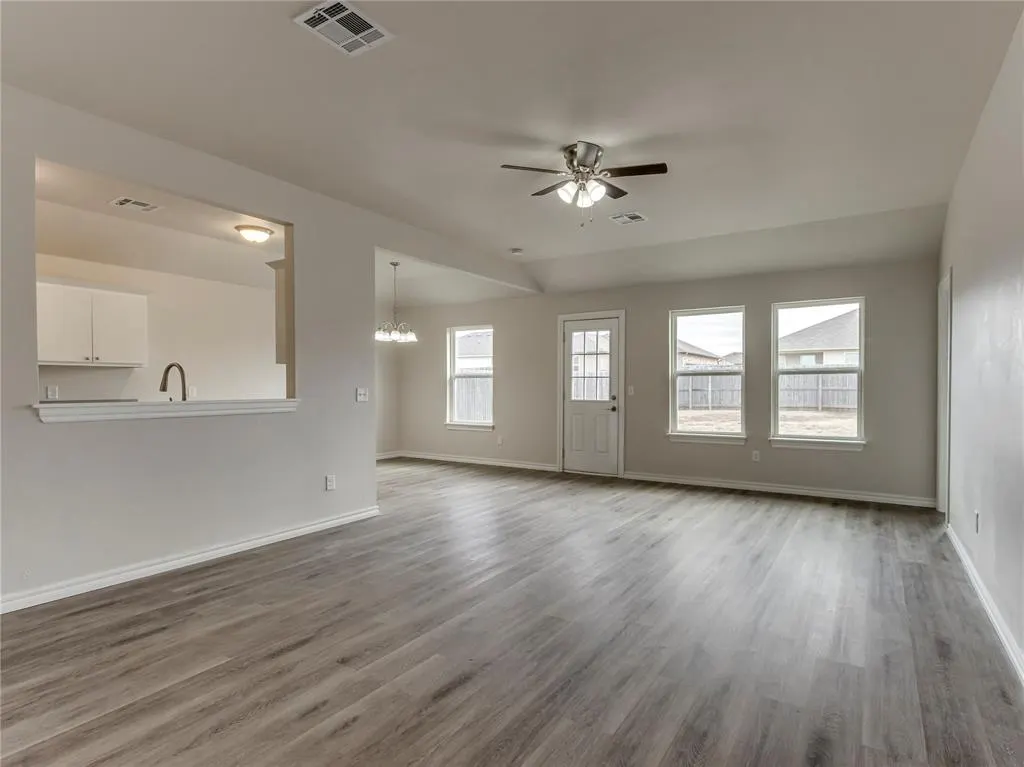 Photo 4 — 11112 NW 99th Street, Yukon, OK 73099