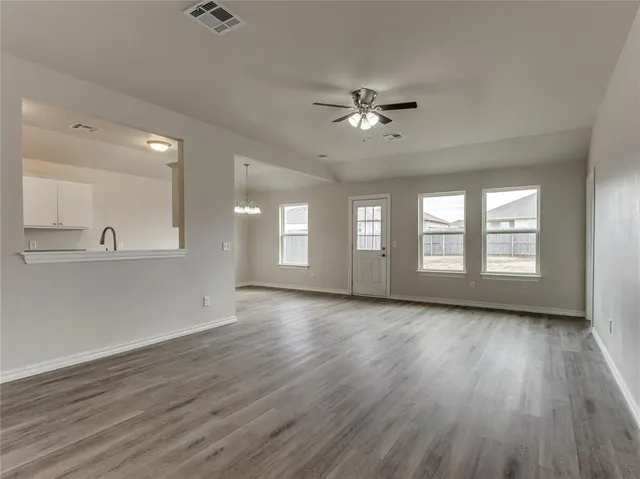 Photo 4 — 11112 NW 99th Street, Yukon, OK 73099