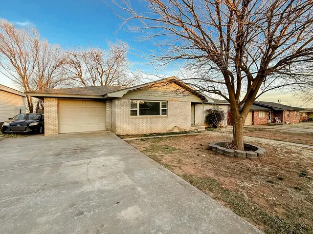 Front exterior — 216 Texas Street, Weatherford, OK 73096