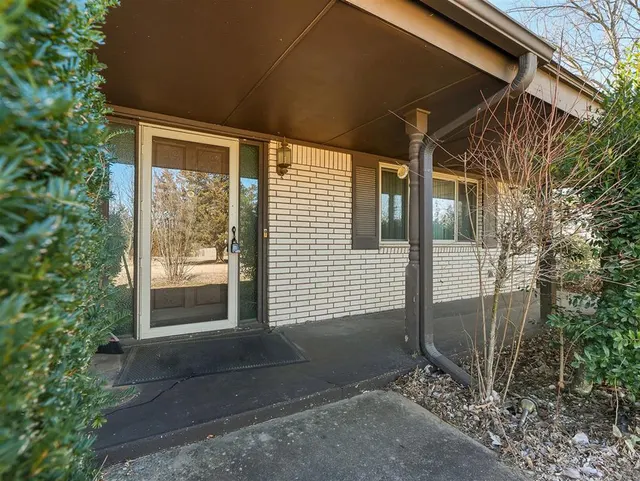 Photo 2 — 323 W Winchester Avenue, Ada, OK 74820