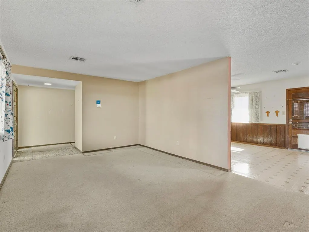 Photo 5 — 323 W Winchester Avenue, Ada, OK 74820