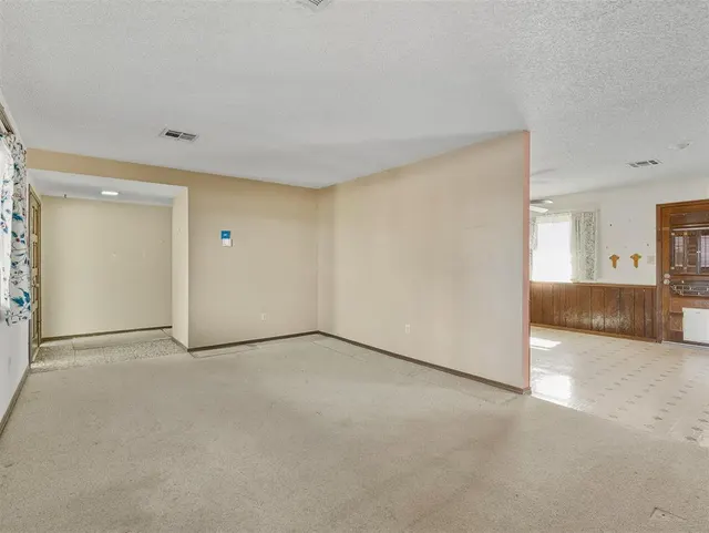 Photo 5 — 323 W Winchester Avenue, Ada, OK 74820