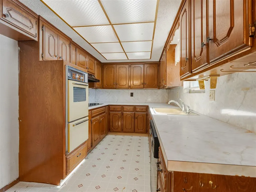 Photo 11 — 323 W Winchester Avenue, Ada, OK 74820