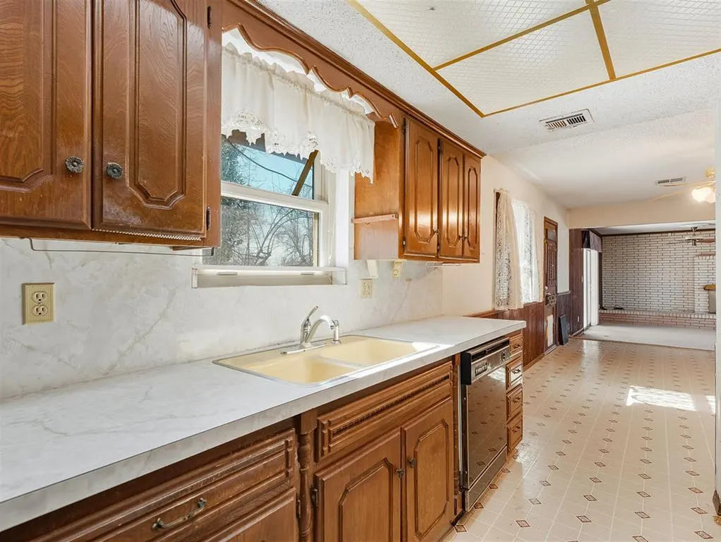 Photo 13 — 323 W Winchester Avenue, Ada, OK 74820