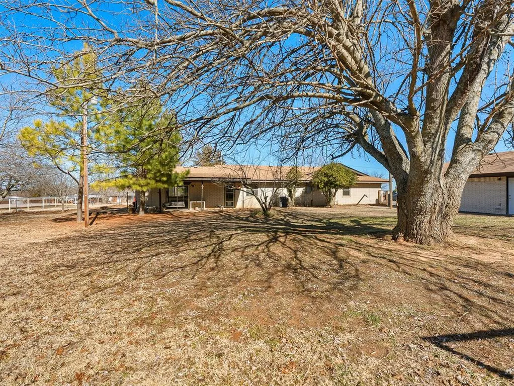 Photo 29 — 323 W Winchester Avenue, Ada, OK 74820