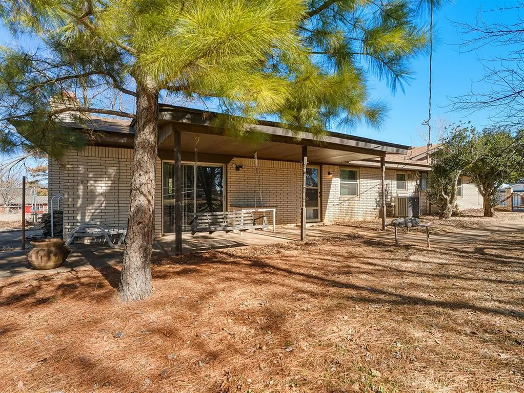 Photo 31 — 323 W Winchester Avenue, Ada, OK 74820