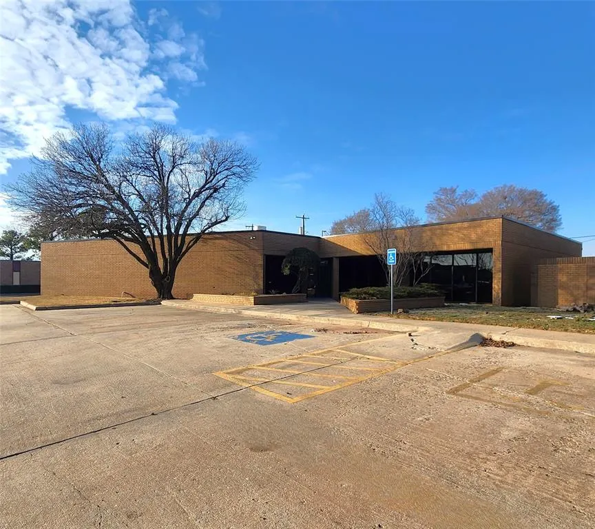 Front exterior — 2033 Heritage Park Drive, Oklahoma City, OK 73120