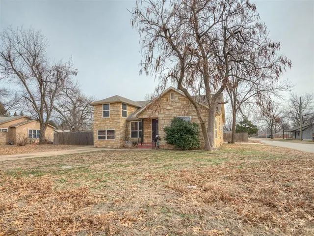 Photo 2 — 727 S 16th Street, Chickasha, OK 73018