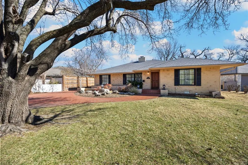 Photo 2 — 6409 N Hillcrest Avenue, Nichols Hills, OK 73116