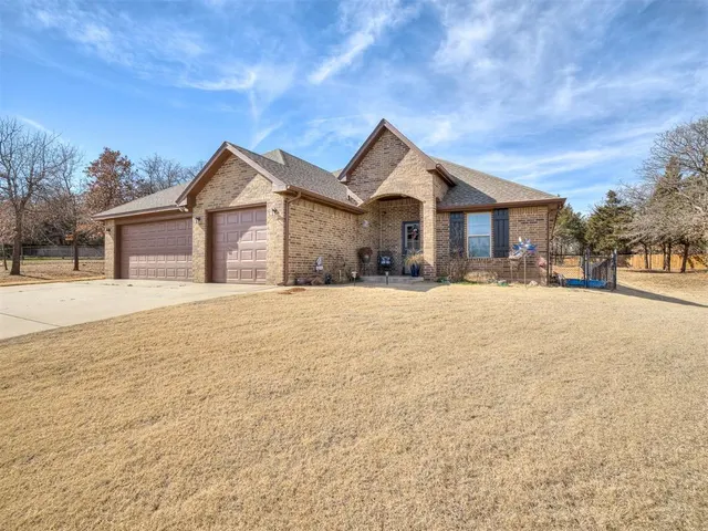 Photo 2 — 875 Cottonwood Court, Guthrie, OK 73044