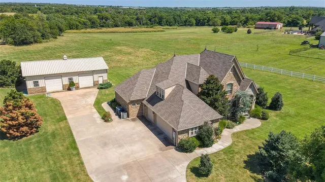 Photo 3 — 10700 Olde Tuscany Road, Oklahoma City, OK 73173
