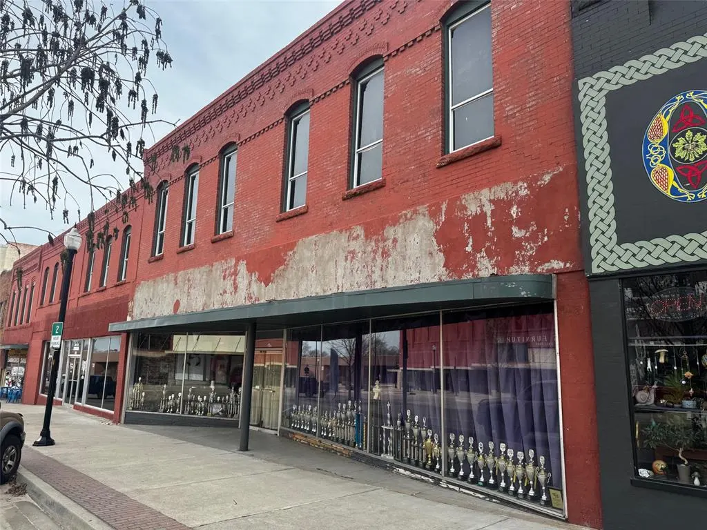 Front exterior — 211 E Main Street, Shawnee, OK 74801