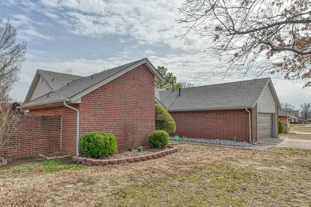 Photo 3 — 10400 Kingsgate Drive, Oklahoma City, OK 73159