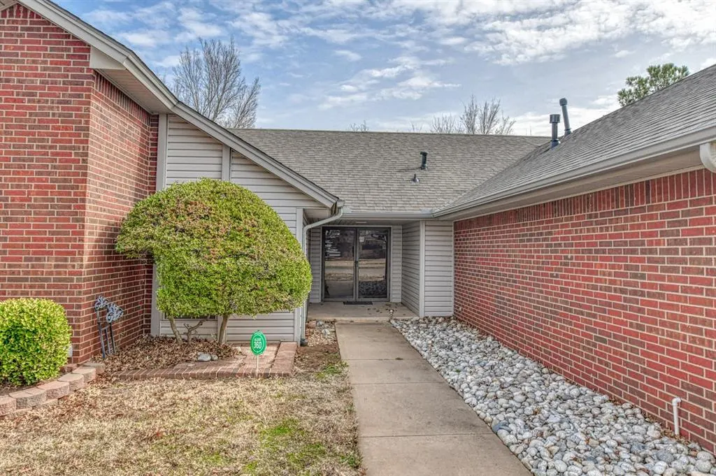 Photo 4 — 10400 Kingsgate Drive, Oklahoma City, OK 73159