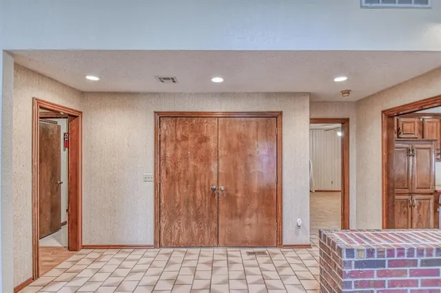 Photo 5 — 10400 Kingsgate Drive, Oklahoma City, OK 73159