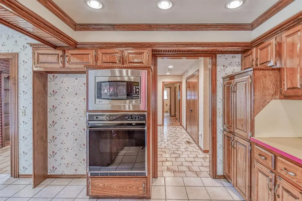 Photo 16 — 10400 Kingsgate Drive, Oklahoma City, OK 73159
