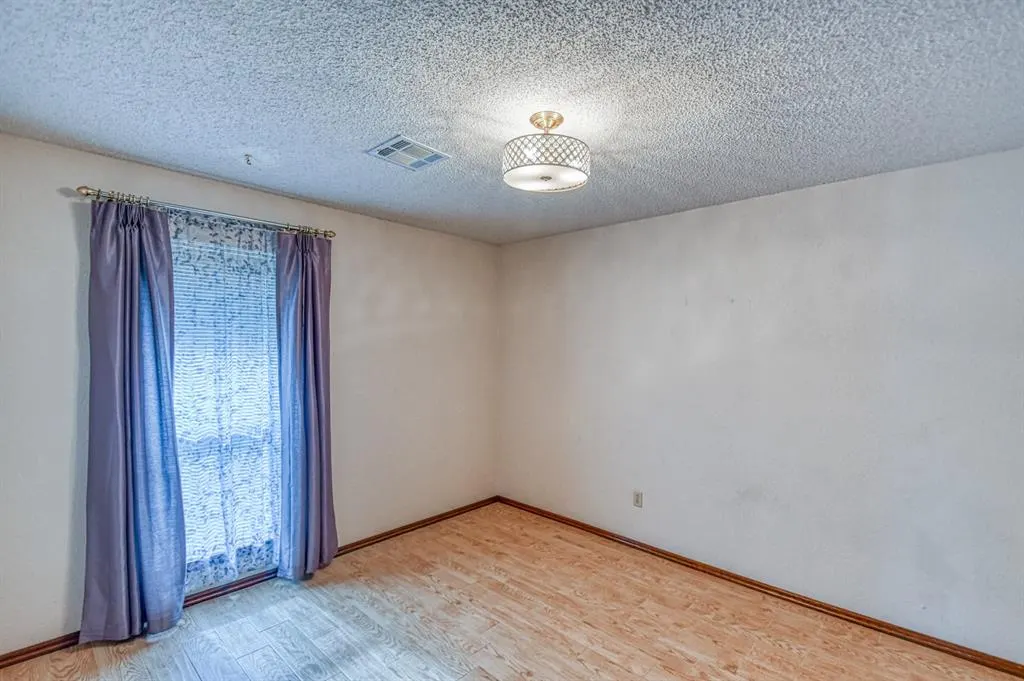 Photo 28 — 10400 Kingsgate Drive, Oklahoma City, OK 73159