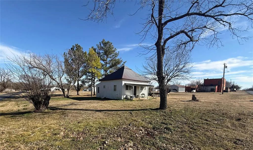 Photo 2 — 840694 N Third Street, Kendrick, OK 74079