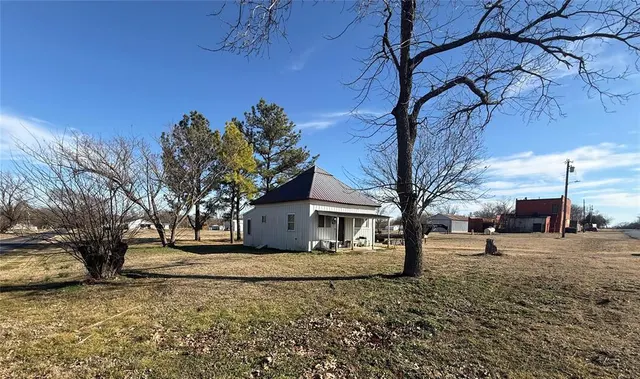 Photo 2 — 840694 N Third Street, Kendrick, OK 74079