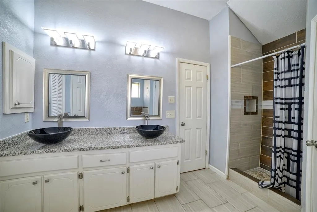 Photo 11 — 923 Castle Road, Edmond, OK 73034