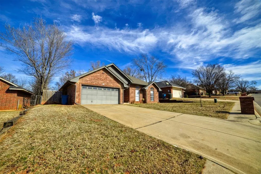 Front exterior — 923 Castle Road, Edmond, OK 73034
