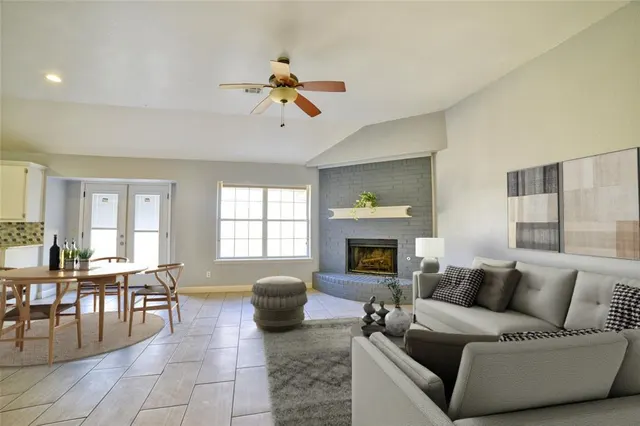 Photo 3 — 923 Castle Road, Edmond, OK 73034