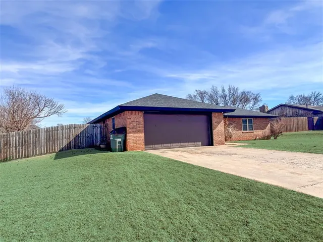 Photo 2 — 705 S 28th Street, Clinton, OK 73601