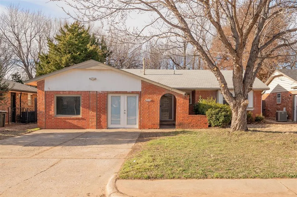 Front exterior — 421 Meadow Lake Drive, Edmond, OK 73003