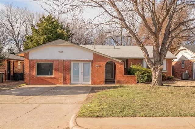 Front exterior — 421 Meadow Lake Drive, Edmond, OK 73003
