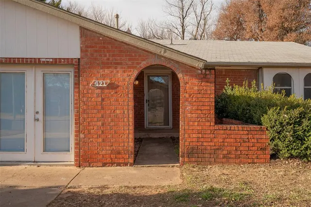 Photo 2 — 421 Meadow Lake Drive, Edmond, OK 73003