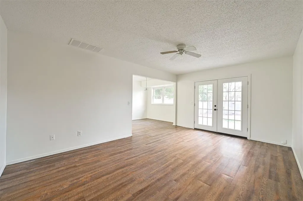 Photo 3 — 421 Meadow Lake Drive, Edmond, OK 73003