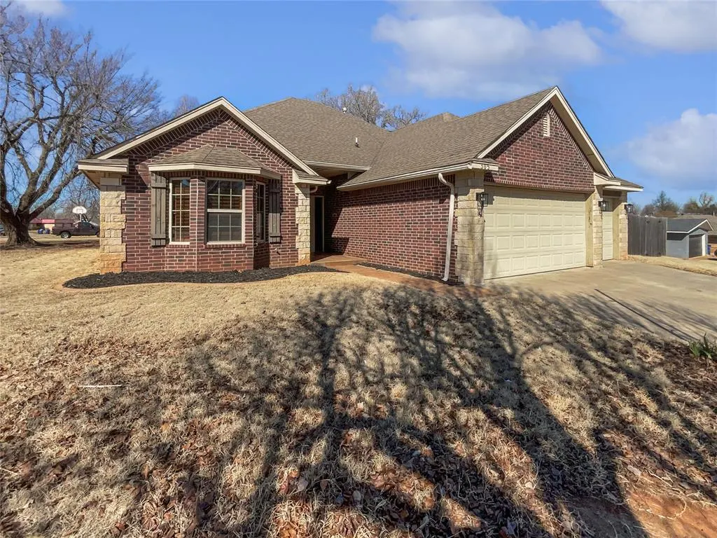 Front exterior — 305 N Lakeside Terrace, Mustang, OK 73064