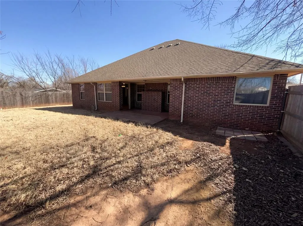 Photo 5 — 305 N Lakeside Terrace, Mustang, OK 73064