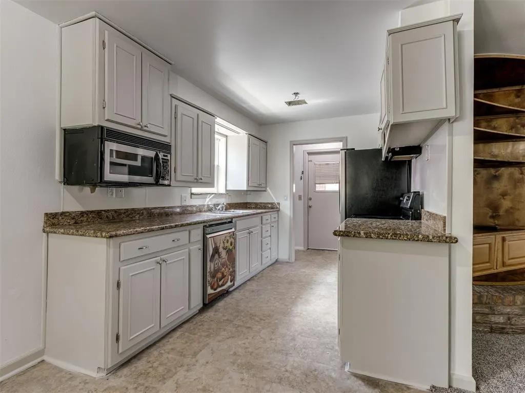 Photo 11 — 616 Whispering Oak Road, Oklahoma City, OK 73127