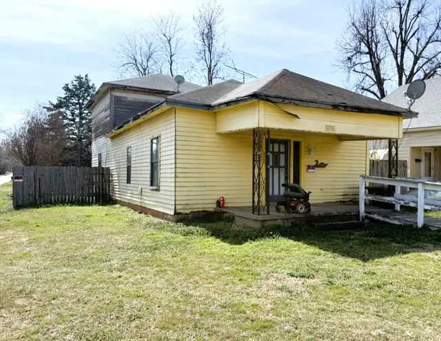 Front exterior — 1301 W Idaho Avenue, Chickasha, OK 73018