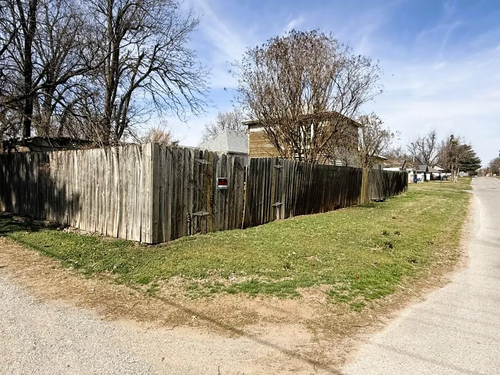 Photo 23 — 1301 W Idaho Avenue, Chickasha, OK 73018