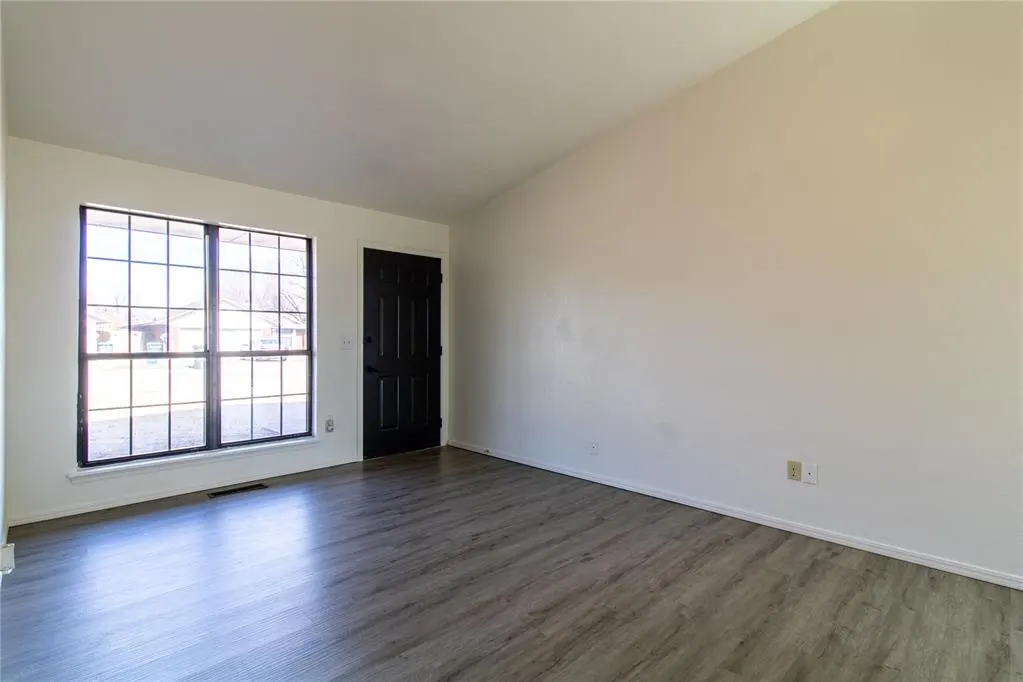 Photo 5 — 504 W 10th Street, Edmond, OK 73003