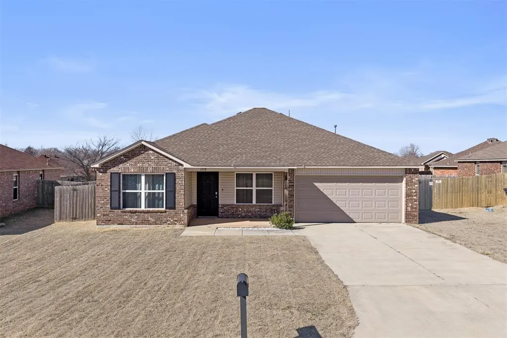 Front exterior — 1918 Oak Tree, Shawnee, OK 74804