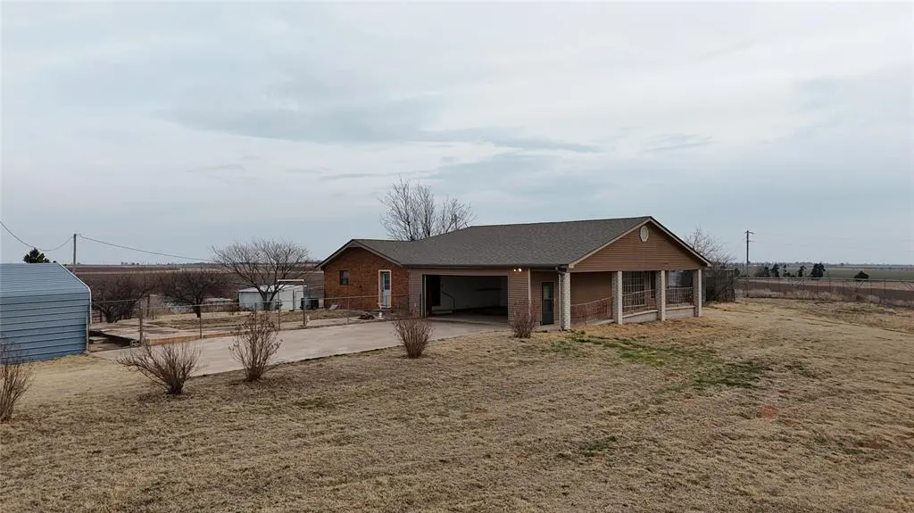 Photo 2 — 21133 County 2560 Street, Binger, OK 73009