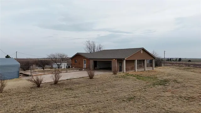 Photo 2 — 21133 County 2560 Street, Binger, OK 73009