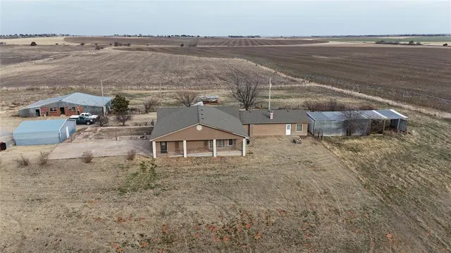 Photo 3 — 21133 County 2560 Street, Binger, OK 73009