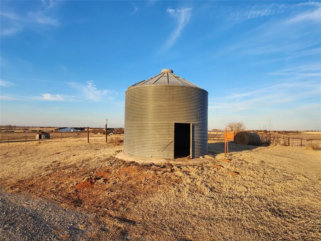 Photo 9 — 21133 County 2560 Street, Binger, OK 73009