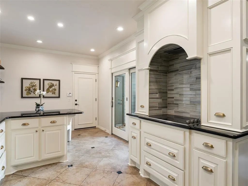 Photo 10 — 6208 Waterford Boulevard 112, Oklahoma City, OK 73118