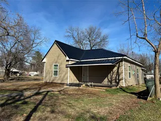 Sold home at 320 E Avenue Avenue