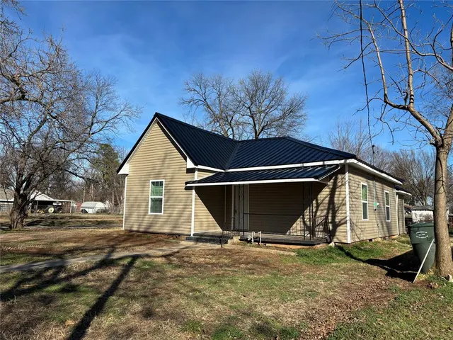 Front exterior — 320 E Avenue Avenue, Pauls Valley, OK 73075