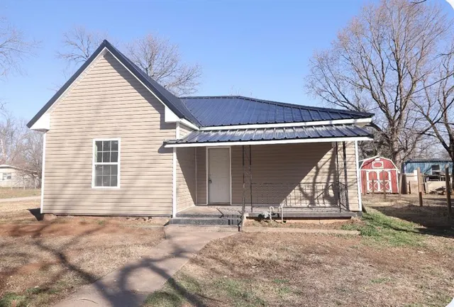 Photo 2 — 320 E Avenue Avenue, Pauls Valley, OK 73075