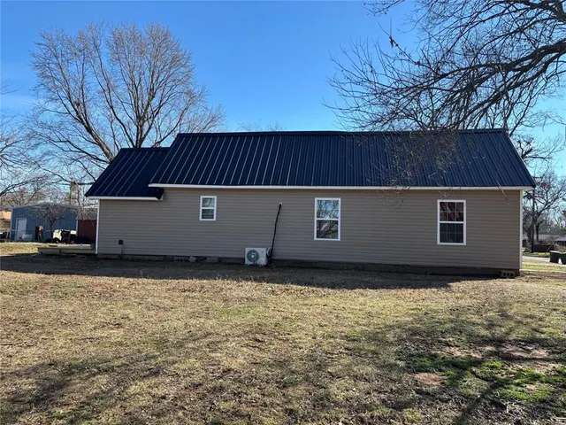 Photo 3 — 320 E Avenue Avenue, Pauls Valley, OK 73075