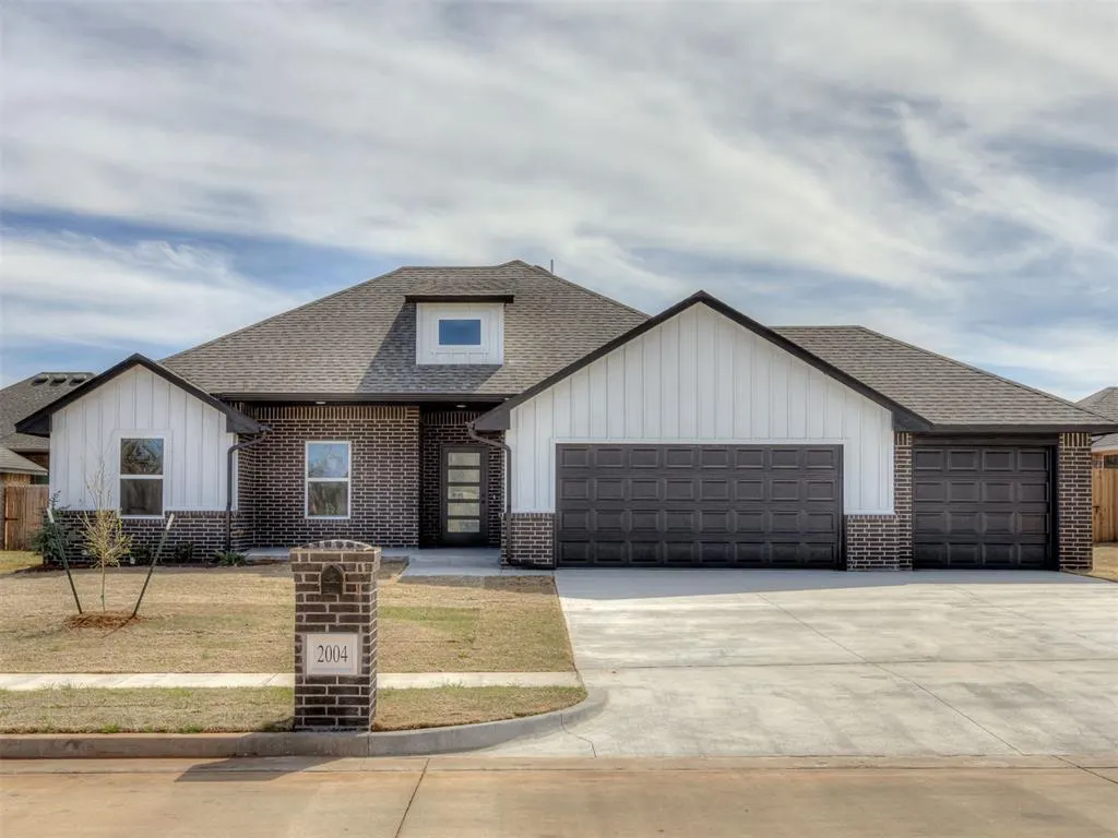 Front exterior — 2004 W Flintlock Way, Mustang, OK 73064