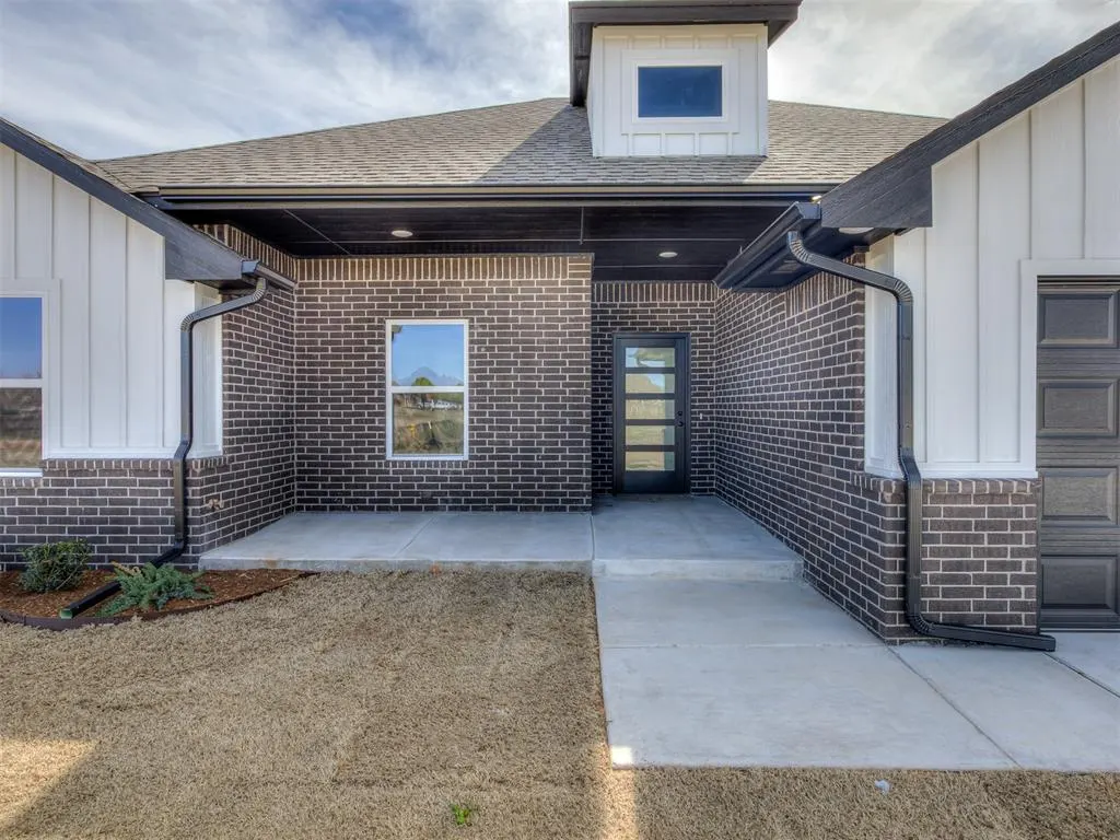 Photo 2 — 2004 W Flintlock Way, Mustang, OK 73064