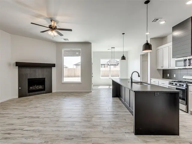 Photo 5 — 2004 W Flintlock Way, Mustang, OK 73064